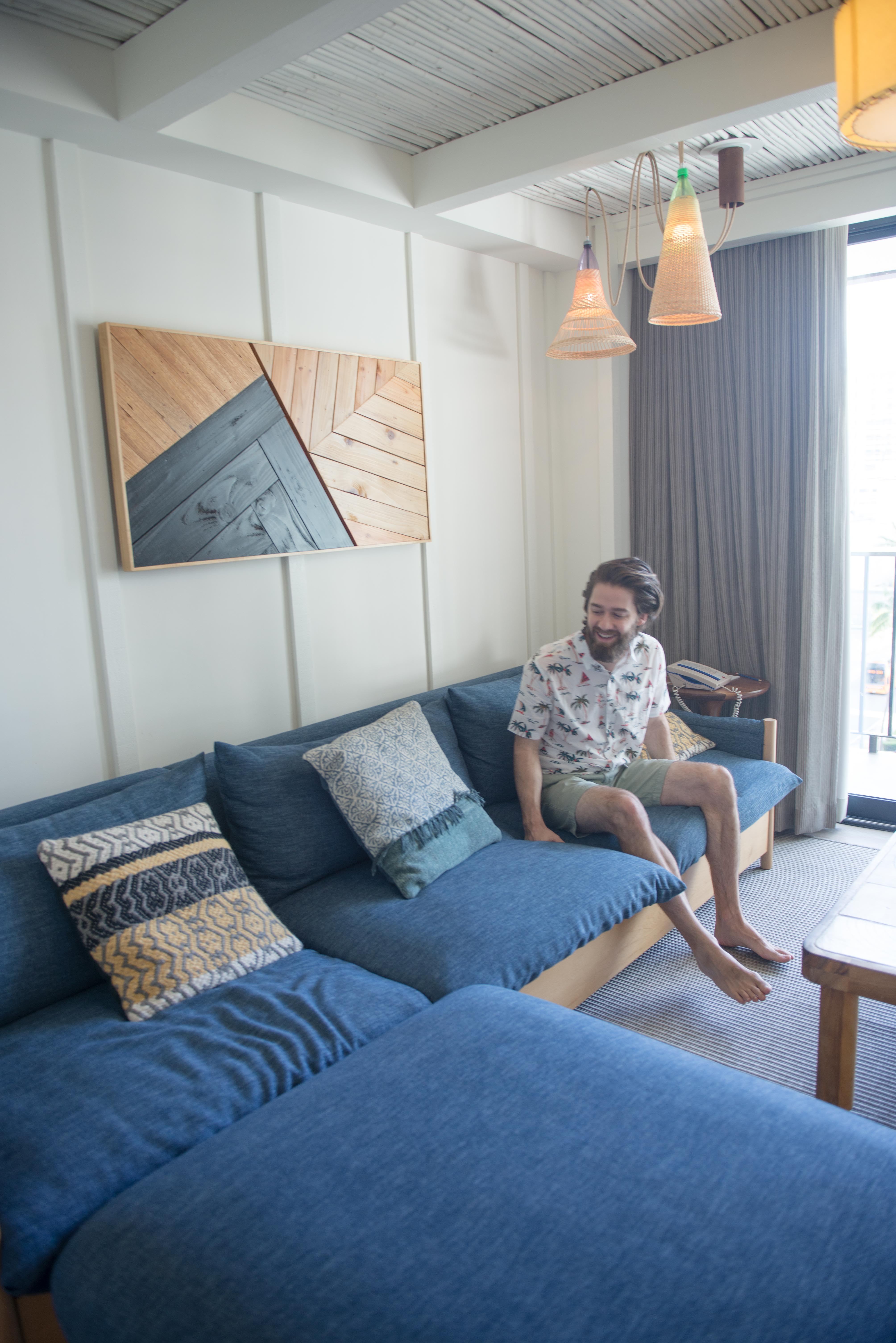 Places to Stay in Oahu, Hawaii: The Surfjack Hotel - living room #camandtay #camlee